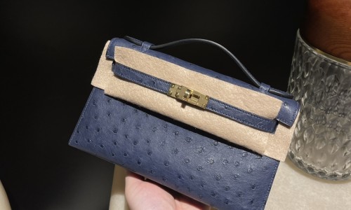 エルメスの人気アイテム「ケリーポシェット（Kelly Pochette）」が、幻の素材と限定カラーで新入荷いたしました！