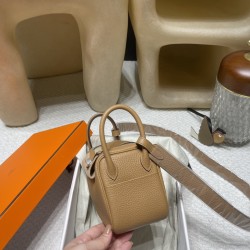 【Mini Lindy】大人の落ち着いた「0M チャイ」× シルバー金具 軽量＆大容量 小柄・背高い方両方にピッタリな万能ハンドバッグ
