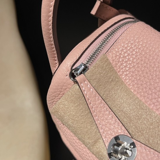 【Mini Lindy Clemence(TC)】柔らかな「3Q ローズサクラ」 可愛らしさと実用性兼備の日常欠かせないミニバッグ 【Mini Lindy Clemence(TC)】柔らかな「3Q ローズサクラ」 可愛らしさと実用性兼備の日常欠かせないミニバッグ
