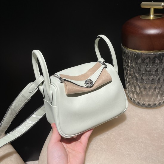 【Hermès Mini Lindy】0S ヴェールフィズ(Vert Fizz) クリスタルグリーンの妖精のような清新感 大人のためのミニバッグ 【Hermès Mini Lindy】0S ヴェールフィズ(Vert Fizz) クリスタルグリーンの妖精のような清新感 大人のためのミニバッグ