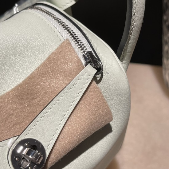 【Hermès Mini Lindy】0S ヴェールフィズ(Vert Fizz) クリスタルグリーンの妖精のような清新感 大人のためのミニバッグ 【Hermès Mini Lindy】0S ヴェールフィズ(Vert Fizz) クリスタルグリーンの妖精のような清新感 大人のためのミニバッグ