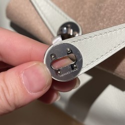 【Hermès Mini Lindy】0S ヴェールフィズ（Vert Fizz） クリスタルグリーンの妖精のような清新感 大人のためのミニバッグ