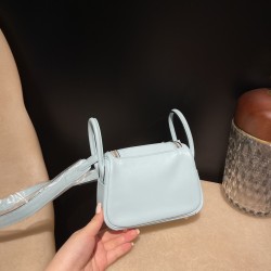 【Mini Lindy swift  U2/Blue Zephyr】夏の色調 × ゴールド金具 エレガントなハンドバッグ