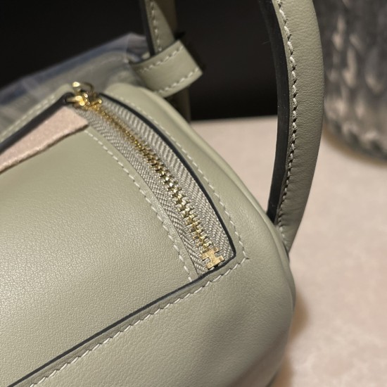 【Mini Lindy】スワイフトレザー Q1 セージ 落ち着いたサルサ色 小サイズで大容量の大人のミニバッグ