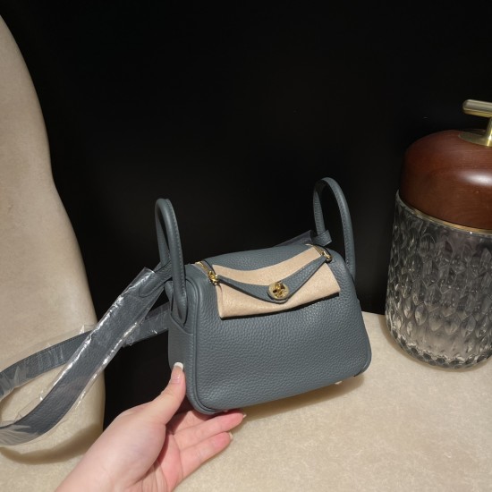 【Mini Lindy Clemence(TC)】トリヨン加工「Y7 ブルーオラージュ」× クレマンスレザー 明るさと落ち着きのバランス完璧な日常必須ミニバッグ 【Mini Lindy Clemence(TC)】トリヨン加工「Y7 ブルーオラージュ」× クレマンスレザー 明るさと落ち着きのバランス完璧な日常必須ミニバッグ