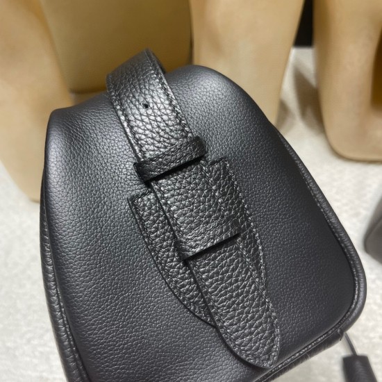 新型メンズバッグ Nouveau on body ボストンバッグ ~特徴的な大ロックデザイン 89 ブラック × 銀金具~ 新型メンズバッグ Nouveau on body ボストンバッグ ~特徴的な大ロックデザイン 89 ブラック × 銀金具~