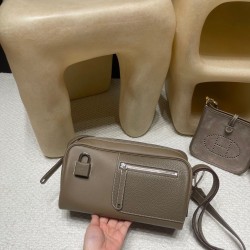 新型メンズバッグ Nouveau on body ボストンバッグ ～特徴的大ロックデザイン 18 エレファントグレー × 銀金具～