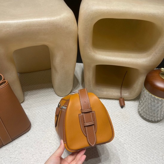 新型メンズバッグ Nouveau on body ボストンバッグ ~存在感抜群の大ロックデザイン 37 ゴールドブラウン × 銀金具~ 新型メンズバッグ Nouveau on body ボストンバッグ ~存在感抜群の大ロックデザイン 37 ゴールドブラウン × 銀金具~