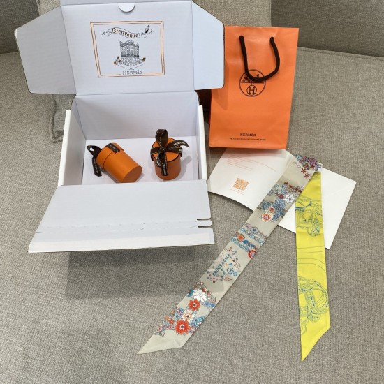 Hermes エルメス 華やかな手綱フラワーバージョン Twilly スモールスカーフ Hermes エルメス 華やかな手綱フラワーバージョン Twilly スモールスカーフ